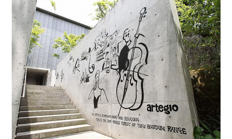 由布院アルテジオ：山荘無量塔